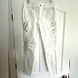 WHBM Brand New Elegant White “The Skinny Ankle” Embroidered Women's Jeans!